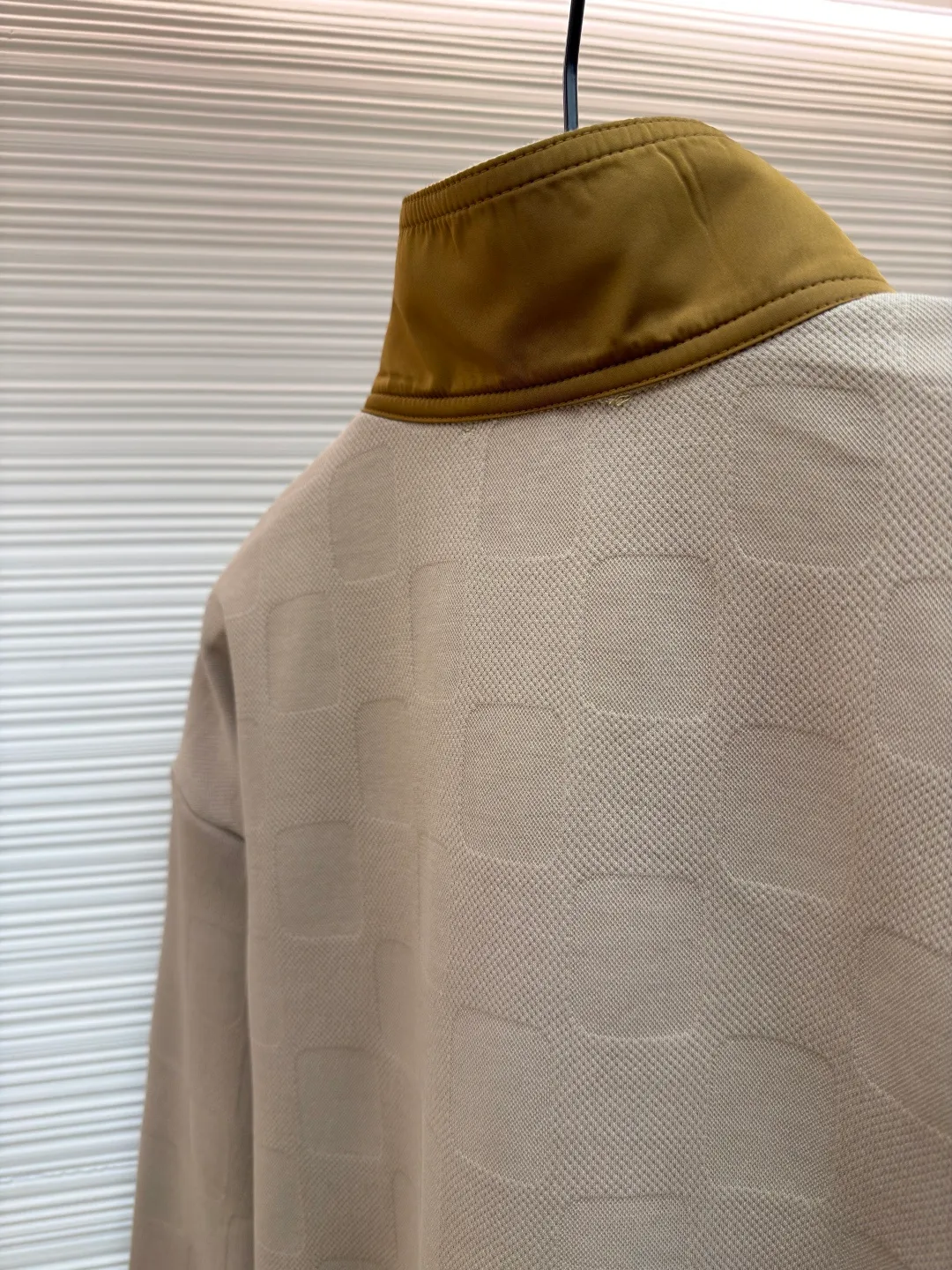 LOUIS VUITTON checkerboard half-zip workwear pullover ●Original version: Purchased and developed for 15700 ●Item number: 1681008-B05 ●Fabric: polyester fiber nylon fabric ●Technology: counter-position cutting machine ●Version: fitted version ●Weight: about 640 grams ●Size: S-M-L-XL ●Description: It is made of polyester fiber fabric, which has good breathability and moisture absorption. It is comfortable to wear and has a crisp texture. The fabrics of different materials and colors on the neckline are perfectly spliced. For example, the dark fabric at the neckline is spliced with the light-toned fabric on the main body. The lines are smooth and natural without any misalignment. The brand logo uses high-quality embroidery technology. The letters and patterns are three-dimensional and full, with fine stitching, high firmness, and not easy to fall off, highlighting the unique brand texture. The overall wiring is straight and delicate, the fabric is comfortable and soft, and the color is consistent without color difference. It can be matched with the same style to create a fashionable look and control various occasions. Customized accessories, complete with three standards, same style for men and women!